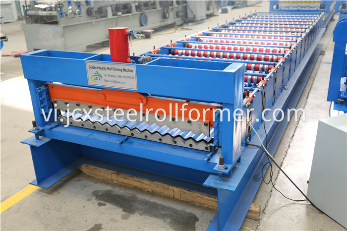 Roll forming machine